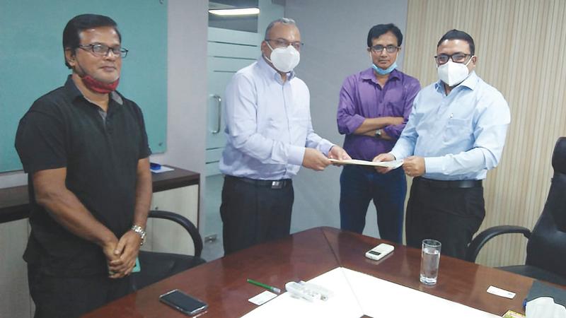 Country Head, Ranga Abayakoon exchanges the agreement for the property