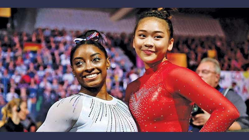 Simone Biles (left) and Suni Lee