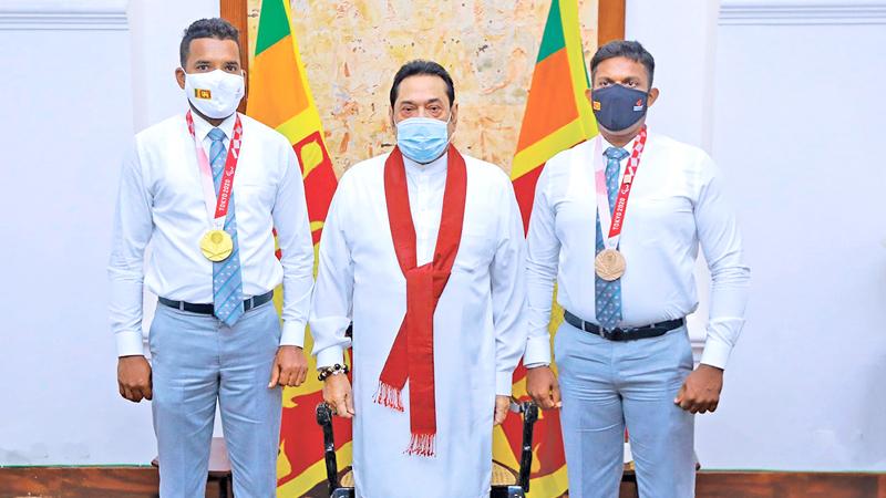 The two winners with Prime Minister Mahinda Rajapaksa