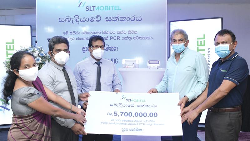 Group Chairman of SLT-Mobitel, Rohan Fernando makes the presentation to the Deputy Director of Matara District Hospital. Dr. Upali Ratnayake. Dr. Thushara Vidanapathirana, Dr. Deepika Priyanthi and Group CEO of SLT-Mobitel, Lalith Seneviratne are also in the picture.