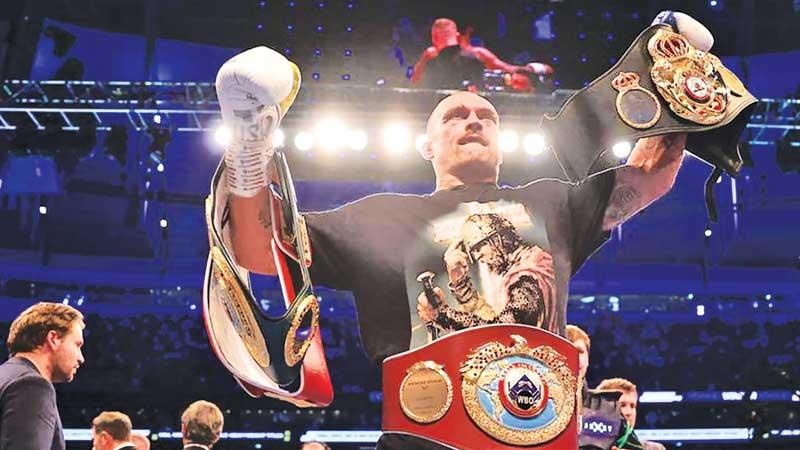 Oleksandr Usyk with the three titles after dethroning the champion Anthony Joshua