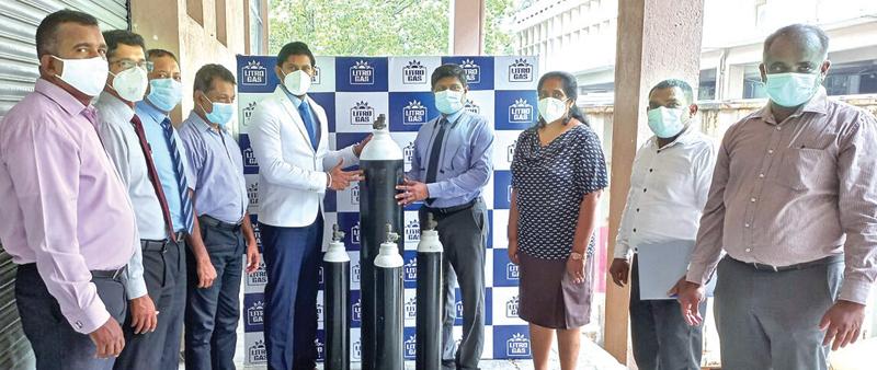 Chairman and CEO, Litro Gas Lanka and Litro Gas Terminal Lanka, Theshara Jayasinghe makes a token presentation of the oxygen cylinder to the Director, MSD, Dr. H.M.K. Wickramanayake at the Medical Supplies Division of the Ministry of Health.