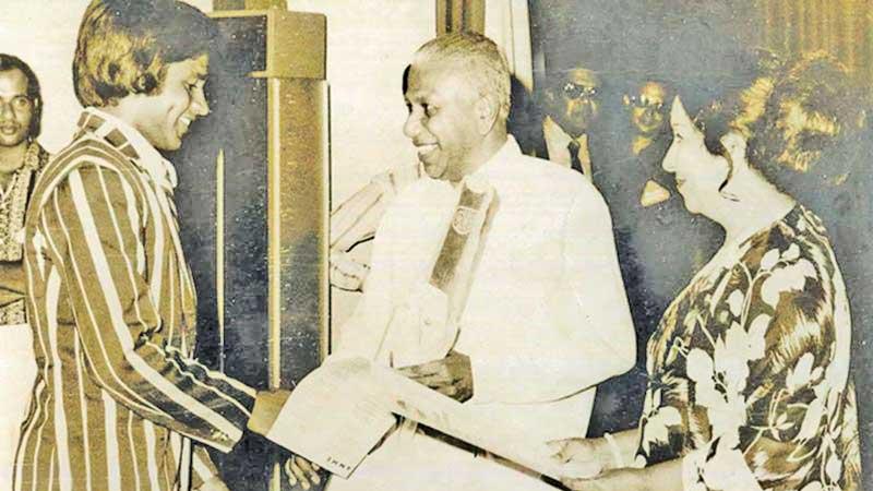 Arjuna Ranatunga being honoured by the then ANCL Chairman the late  Ranapala Bodhinagoda as the Observer Schoolboy Cricketer four decades ago