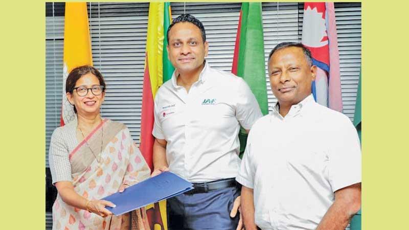 NOC Women’s Committee Chairperson Niloo Jayathilaka (left) presenting the “Safe Sport” policy MOU to SLBF President Aelian Gunawardena in the presence of Suresh Subramaniam (President NOC) 
