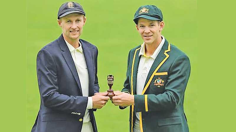 England captain Joe Root and his Australian counterpart Tim Paine with the Ashes urn