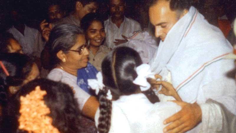  A moment before former Indian Prime Minister Rajiv Gandhi being killed by an LTTE suicide bomber