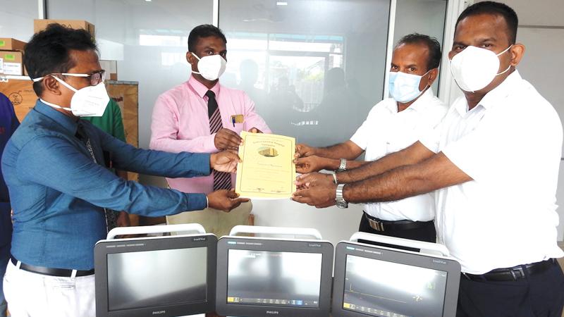 Management members of DSI Tyres presents the equipment to Gampaha District Hospital officials