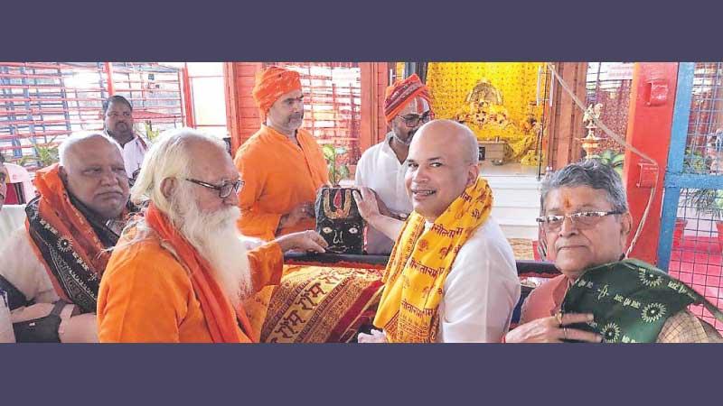 The sacred stone was accepted by the Chief Priest of the Ram Mandir, Swami Satyendradas from High Commissioner Milinda Moragoda