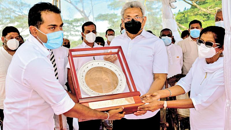 State Minister Anuradha Jayaratne presents a memento to President Gotabaya Rajapaksa to mark the commemoration