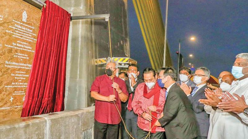 President Gotabaya Rajapaksa and Prime Minister Mahinda Rajapaksa unveil the plaque to inaugurate the opening of the Golden Gate Kalyani- the six lane Kelani Bridge