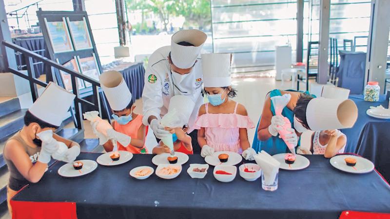 Children decorating cupcakes