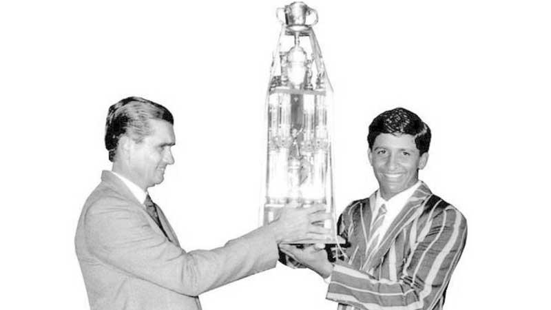 Sanjeewa Ranatunga - the Observer Schoolboy Cricketer of the Year 1988, receives his cherished award from chief guest, former Sri Lanka captain Michael Tissera