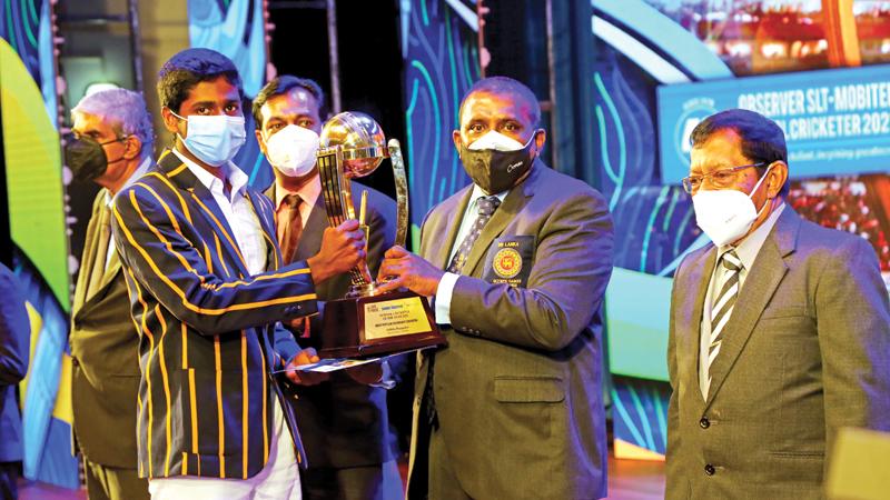 On behalf of Sadisha Rajapaksa, a schoolmate receives the award from the Editor-in-Chief, Sunday Observer, Dinesh Weerawansa. Senior Associate Editor, Sunday Observer, Dudley Jansz looks on. (Pic: Dushmantha Mayadunne)