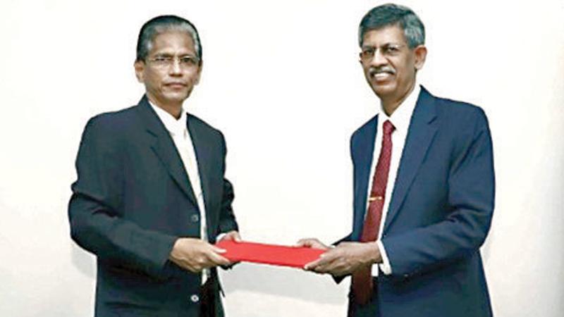 CEO of the Ceylon Chamber of Commerce, Manjula De Silva exchanges the MoU with CEO and MD of CH17 Loyalty, Jumar Preena after signing the agreement.