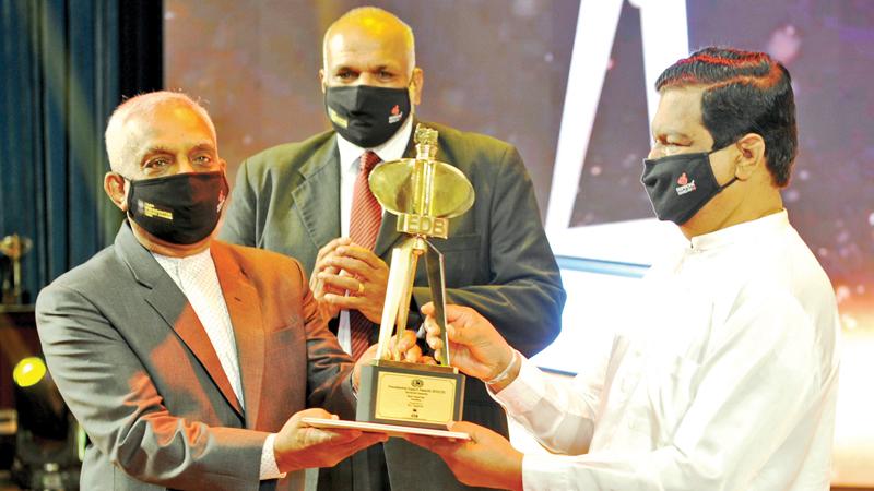 CEO of Wellawatte Nithyakalyani Jewellery and NJ Exports, A. P. Jayarajah receives the Award.
