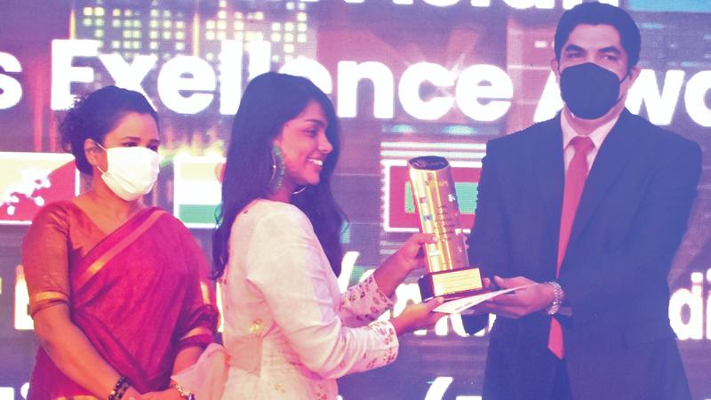 Managing Directress, Brilliant Cuts, Vindya Perera receives the award.