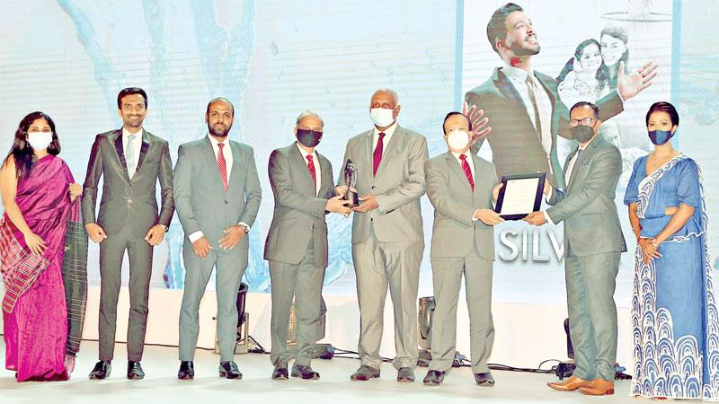 Ceylinco Life Managing Director and CEO Thushara Ranasinghe (fourth from left) and Director and Chief Financial Officer Palitha Jayawardena (third from right) receive the CA Sri Lanka award.