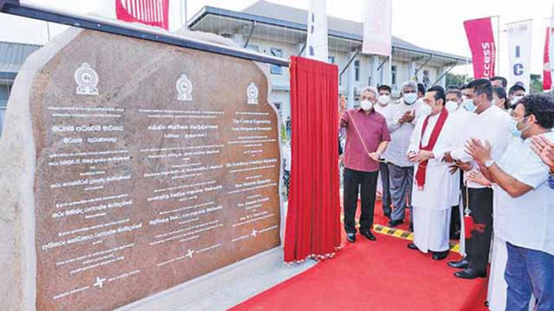 President Gotabaya Rajapaksa and Prime Minister Mahinda Rajapaksa unveil the plaque to open the second phase of the Central Expressway from Mirigama to Kurunegala (Ethugalpura Gateway) yesterday