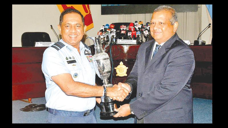Air Force commander Air Marshal Sudharshana Pathirana (left) and Group Chief Officer of Dialog Navin Peiris holds the Commander’s Cup at a presentation ceremony (Picture by Ranjith Asanka 