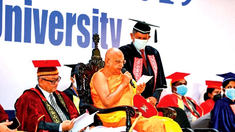 Ven. Sumangala Rathanapala Dhammarakkhitha Thera addressing the gathering at the 10th Graduation Ceremony of the Uva Wellassa University  