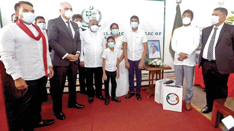 Pakistan High Commissioner designate retired Major General Umar Farooq Burki with Priyantha’s family together with Speaker Mahinda Yapa Abeywardena and State Minister Namal Rajapaksa. Pix: Sulochana Gamage