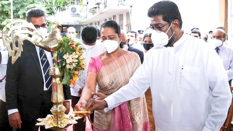 Sri Lanka marked the first anniversary of its state Covid-19 vaccination program yesterday. A ceremony was held at the Health Ministry under the patronage of Health Minister Keheliya Rambukwella and State Ministers Dr.Sudharshini Fernandopulle and Prof.Channa Jayasumana to mark the event. Former Health Minister Pavinthra Wanniarachchi also attended the ceremony.