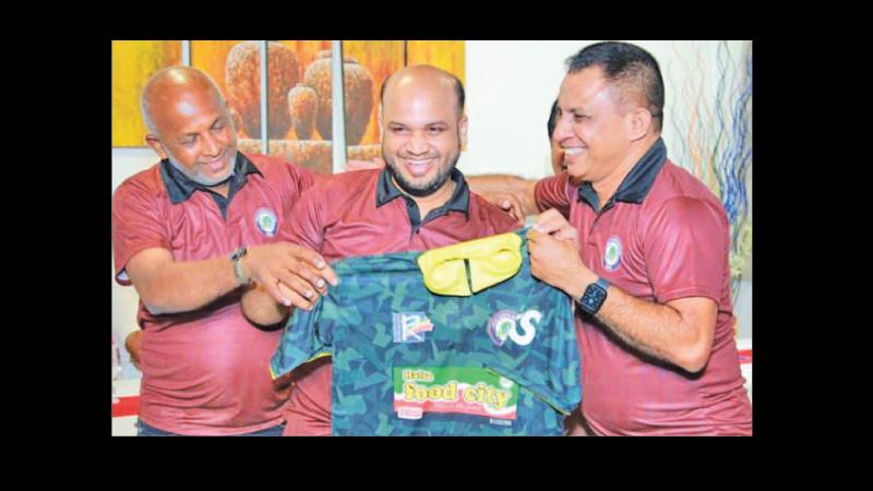 Pettah Cosmetic Association (PCA) president Nilantha Perera (left) presenting a jersey to NR Kings captain Mohamed Nafees (centre) and NRC captain Mohamed Naseer at a ceremony (Pic by Sudath Malaweera)