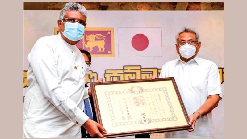 President Gotabaya Rajapaksa presents the award to Senior Professor Sampath Amaratunga