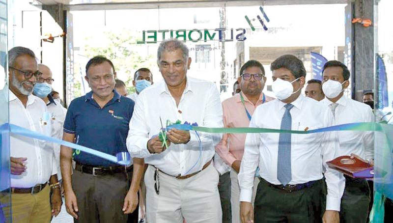 SLT Group Chairman Rohan Fernando opens the Rotunda branch along with SLT Group Chief Executive Officer, Lalith Seneviratne, SLT CEO, Janaka Abeysinghe, Mobitel CEO, Chandika Vitharena, SLT CMO, Prabhath Dahanayake, Mobitel CMO Shashika Senarath, and SLT COO, Priyantha Fernandez.