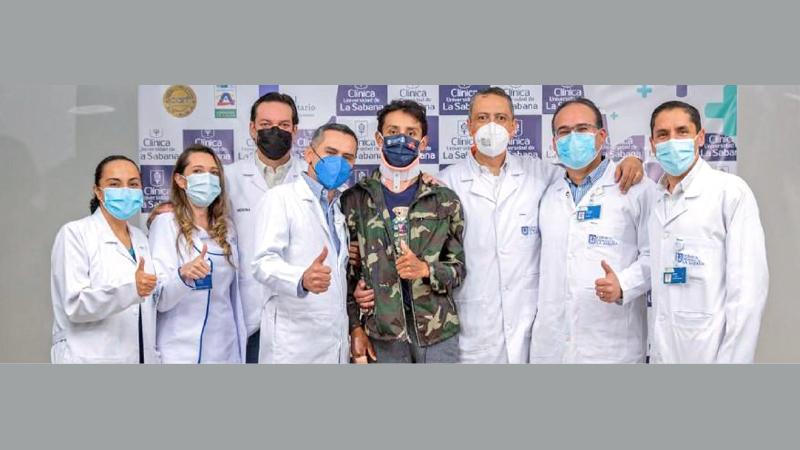 Tour de France winner, Colombian Egan Bernal (C) posing with the clinic’s director Juan Guillermo Ortiz (3-R) and doctors in Bogota