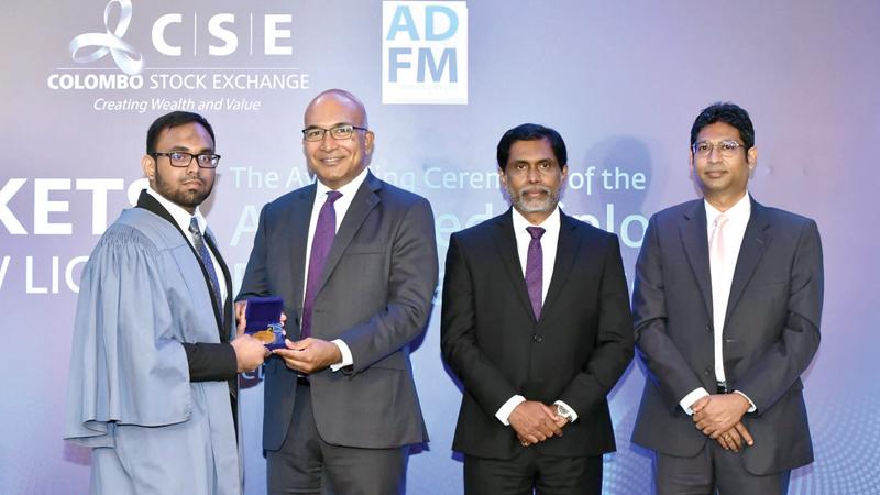 M. Afhan M. Salman of Batch 2 receives the certificate from CSE Chairman Dumith Fernando. Chief Regulatory Officer, CSE, Renuke Wijayawardhane and Senior Vice President, Marketing, Niroshan Wijesundere look on.