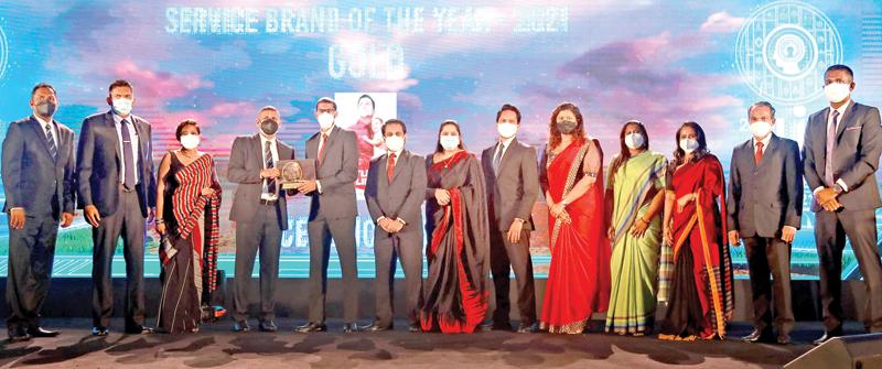 The Ceylinco Life team receives the ‘Service Brand of the Year’ award at the SLIM Brand Excellence Awards.