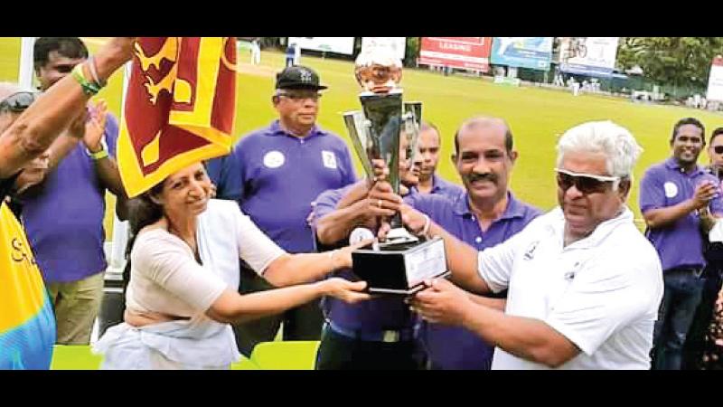 Arjuna Ranatunga receives the Bandula Warnapura Memorial Trophy from Hemali, the wife of the late Bandula Warnapura who was Sri Lanka’s first Test cricket captain