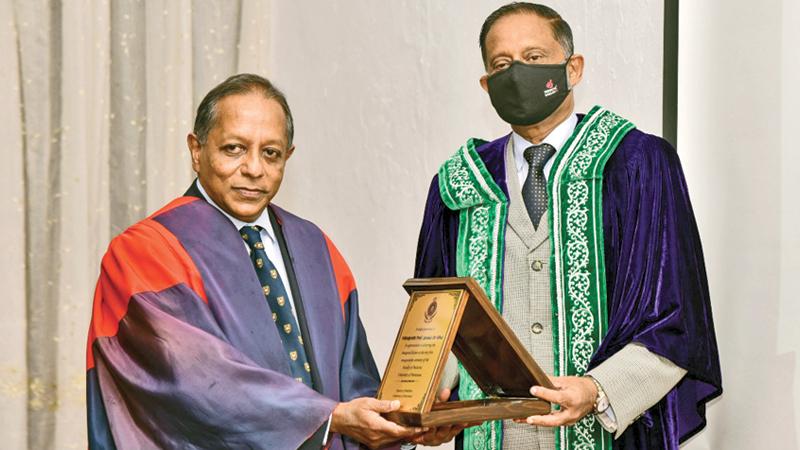 Faculty of Medicine Dean Prof.Ranil Fernando presenting a token of appreciation to Vidyajyothi Prof. Janaka De Silva