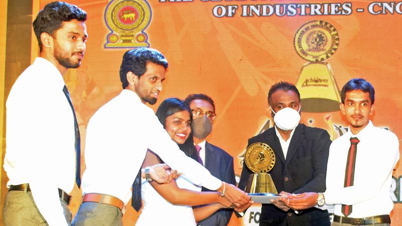 Brilliant Cuts Managing Directress Vindya Perera receives the award.