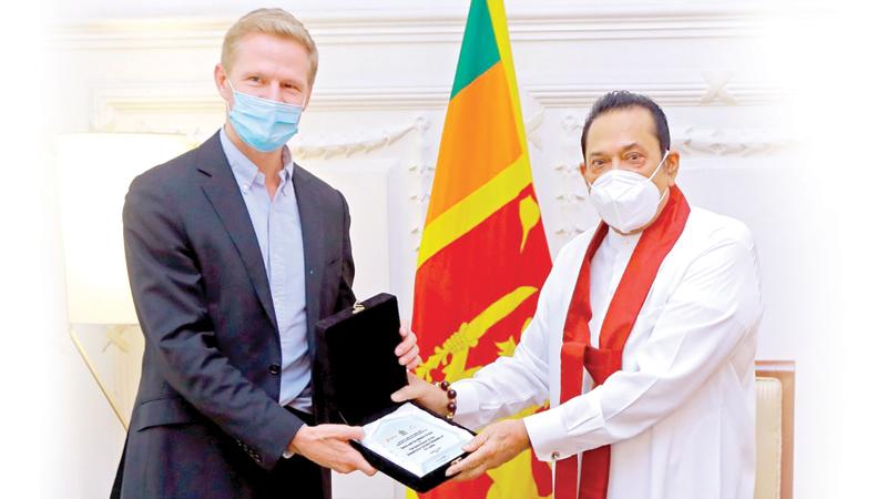 Chief Executive Officer of Daraz Group, Bjarke Mikkelsen presents the plaque to Prime Minister Mahinda Rajapaksa, in recognition of the partnership with Daraz and the Government.