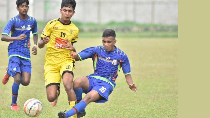 Reshika Yohan Seimon (yellow) of Colombo FC is challenged by MFM Farhan of Maligawatta Youth in their soccer encounter played yesterday