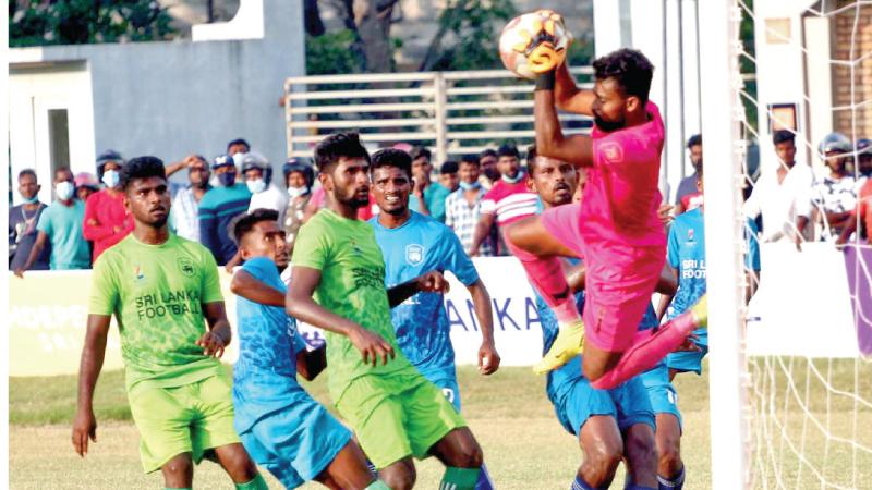 Northern goalkeeper JSJ Amalraj averts a shot at goal (Photo: Prins Gunasekara)