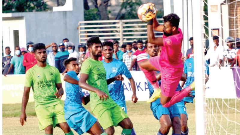 Northern goalkeeper JSJ Amalraj averts a shot at goal  (Photo: Prins Gunasekara)