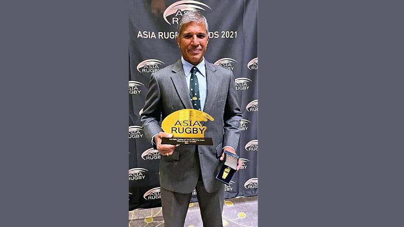 Dilroy Fernando with the award presented by Asia Rugby