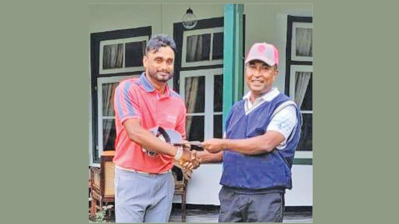 Chanaka Perera (left) received his award from retired Brigadier Nanda Hathurusinghe, Secretary of the Nuwara Eliya Golf Club