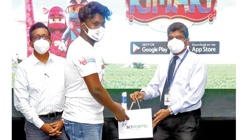 SLT CEO Janaka Abeysinghe presents a gift to a winner. SLT CMO Prabhath Dahanayake looks on