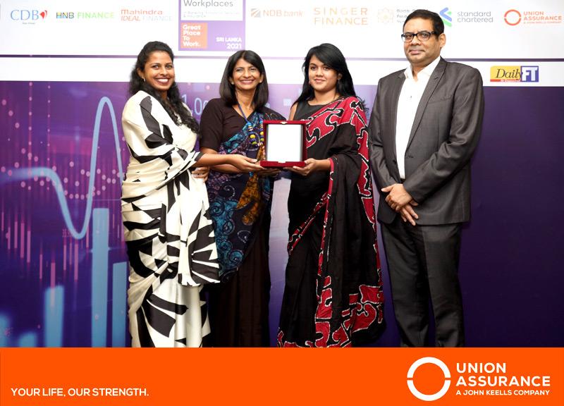 Union Assurance representatives Githmi Jayathilake, Manager - Human Resources and Uththara Kapugamage, Assistant Manager – Talent Acquisition & Employer Branding receiving the trophy at the awards ceremony.