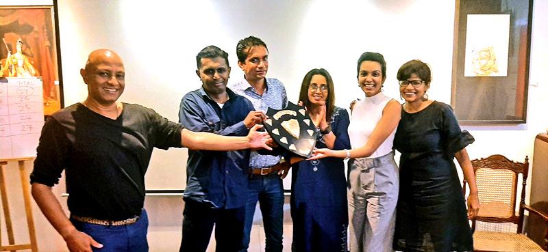 From left: Ravana Wijeyeratne (Quiz Master) awarding the Trophy to Rajitha Ranasinghe,  Barana Jayawardena, Rupika Rajakaruna, Udari Abeysinghe and Shamala Kumar.