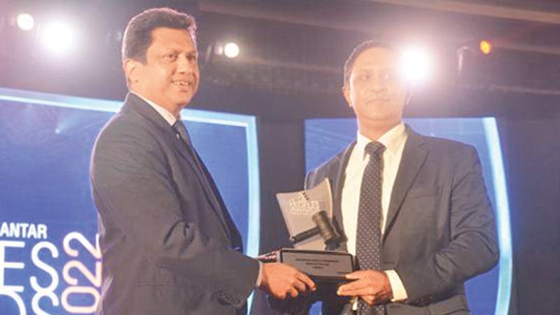 Sanjeewa Fernando, General Manager, Retail Marketing Cargills receives the award