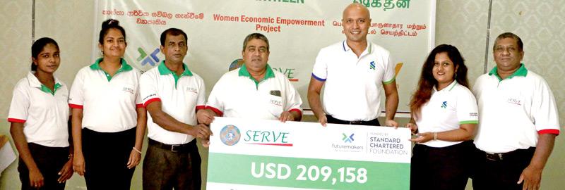 Standard Chartered Sri Lanka Corporate Affairs, Brand and Marketing Head Anuk De Silva hands over the cheque to SERVE Executive Director Sanjeeva De Mel at the ‘Shaktheen’ launching ceremony.