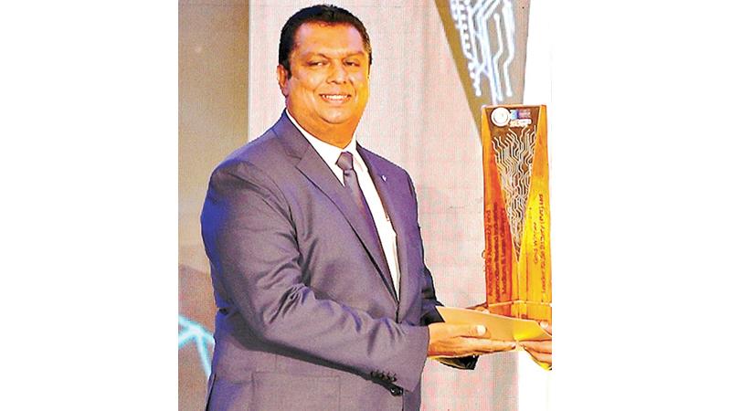 Chairman, Leader Kaijie Battery, Dr. Shriyanthe Cooray receives the award