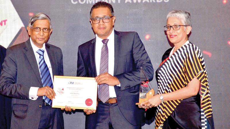 DFCC Bank CEO Thimal Perera (second from left) receives the award from Founder and the President, CPM Prof. Lakshman R. Watawala. Senior Vice President, Human Resources, DFCC Bank, Sonali Jayasinghe looks on.