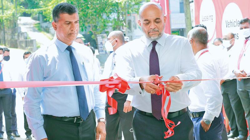 Ashan Nissanka, Director and CEO, Assetline Leasing Company Limited, accompanied by Rohana Dissanayake, Group Chairman and Managing Director, David Pieris Group of Companies, opens the new branch