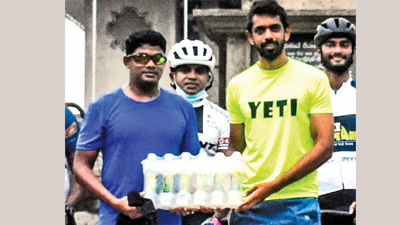 Director Yeti Dr. Dilshan Balasuriya (left) presenting a pack of Yeti products to a Triathlon Club Colombo member